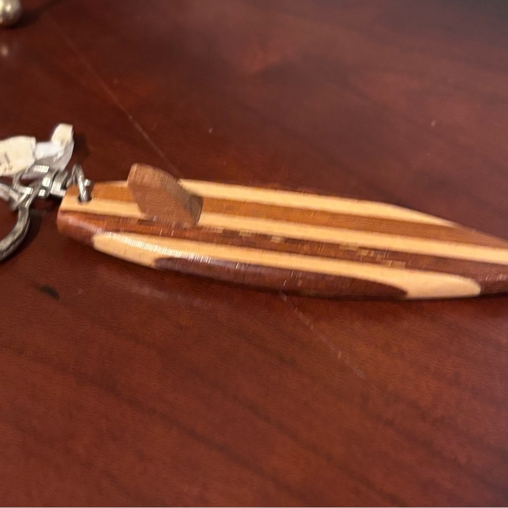 NWT Surfer 🏄 Cool Ron Jon Surf Shop Wooden Surfboard Keychain - Picture 4 of 4
